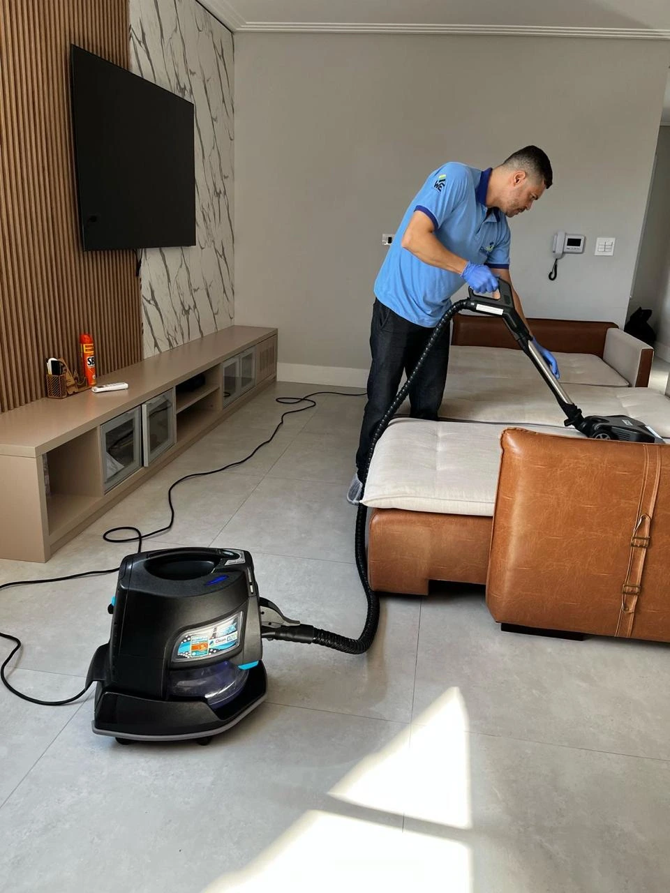 Higienização de sofá de couro em sala de estar