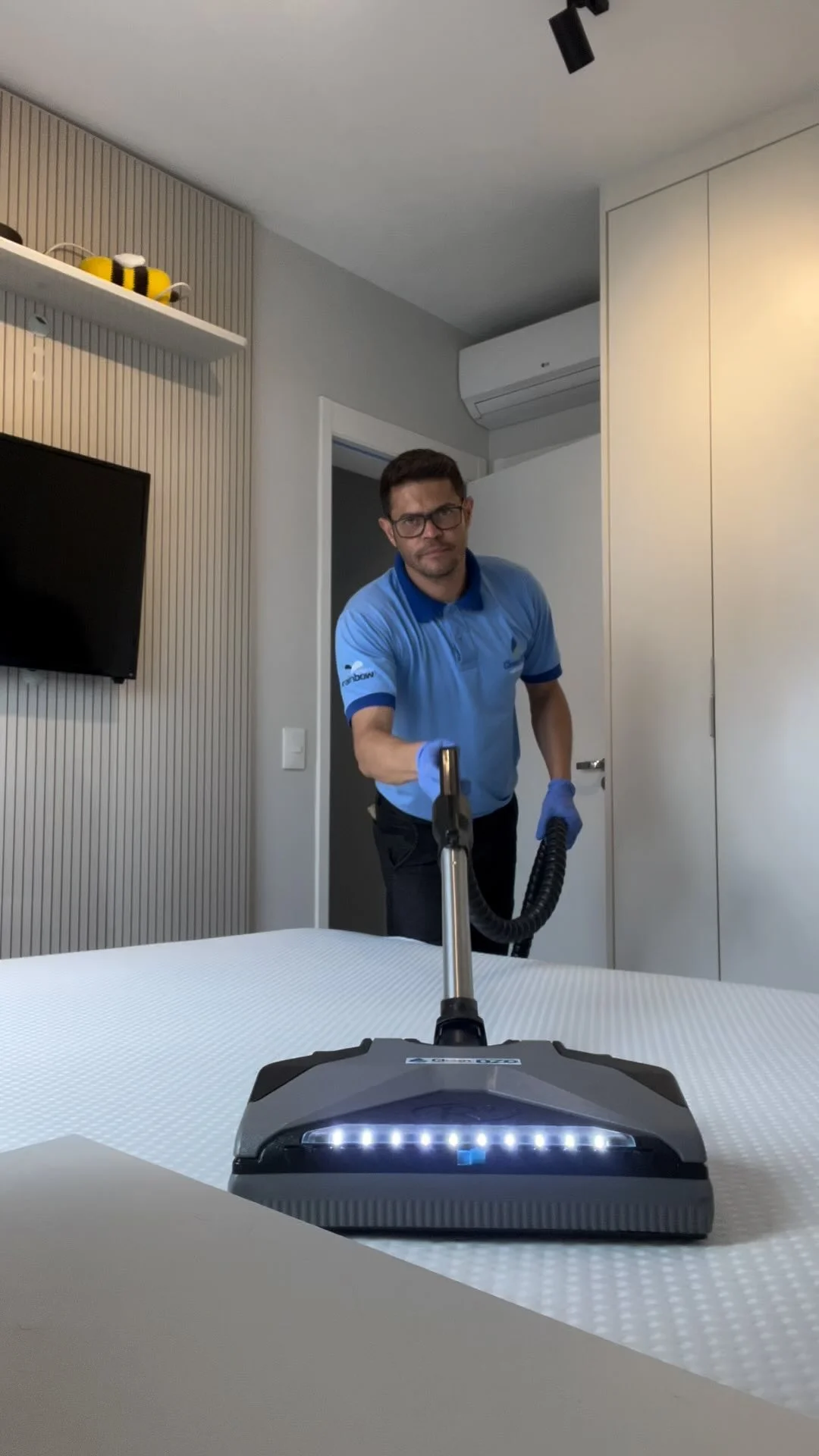 Colchão higienizado pela Clean Ozo com equipamento profissional ao lado