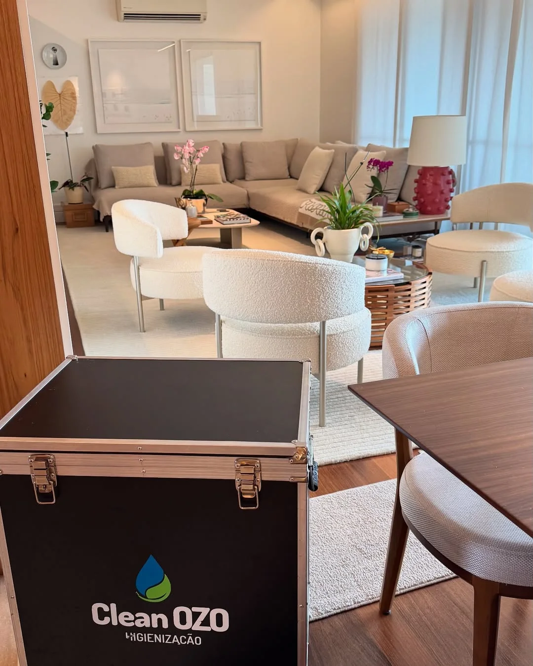 Sala de apartamento de alto padrão em Perdizes com estofado higienizado